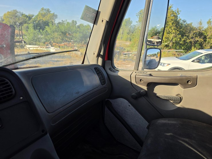 2006-freightliner-m2-106-image-55