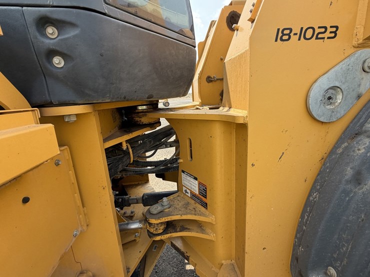 2019-deere-744k-image-32