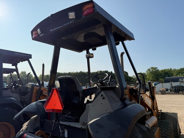 #2486-•-2015-case-570nep-skip-loader-image-45