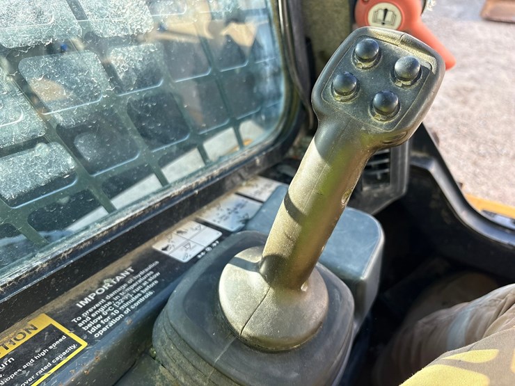 2021-deere-330g-image-47