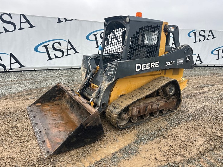 deere-323e-image-1