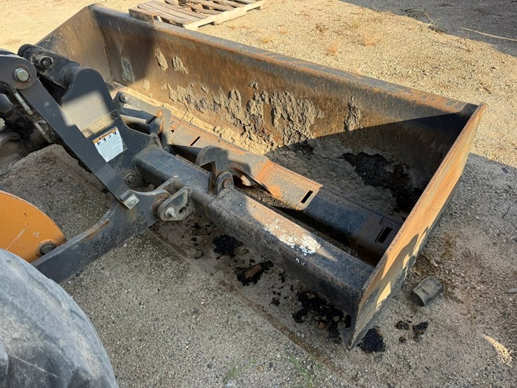 #2486-•-2015-case-570nep-skip-loader-image-32