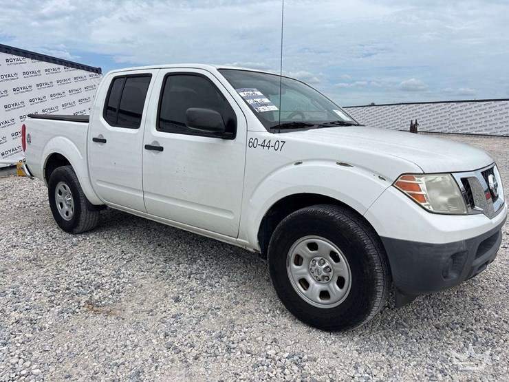 2016-nissan-frontier-image-2