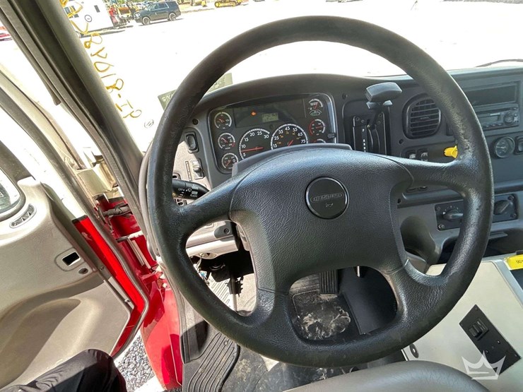 2015-freightliner-m2-106-image-12