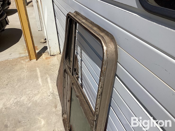 kenworth-post-1973-passenger-side-bottom-latch-door-image-15