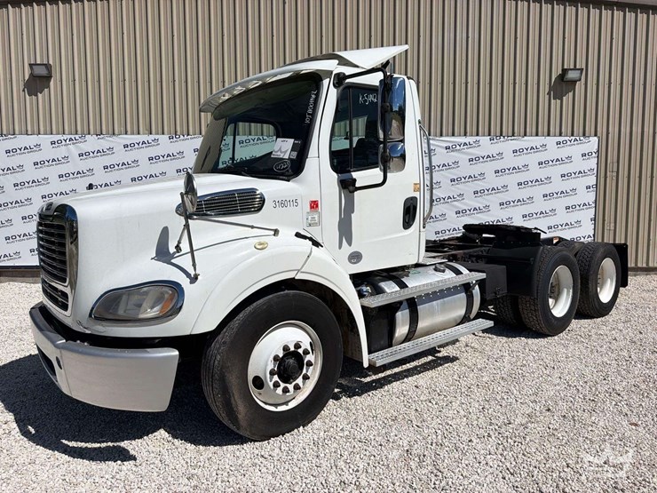 2016-freightliner-m2-112-t/a-day-cab-truck-tractor-image-1
