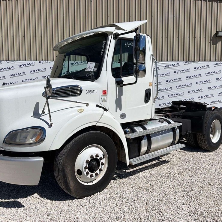 2016 Freightliner M2 112 T/A Day Cab Truck Tractor