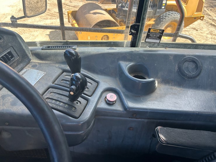 caterpillar-725-image-28