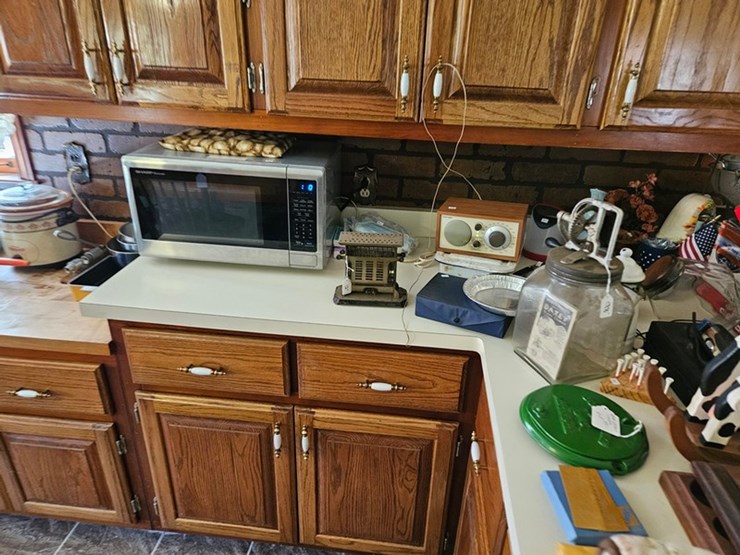 #8001-•-live-on-the-ground-house-hold-items-image-8