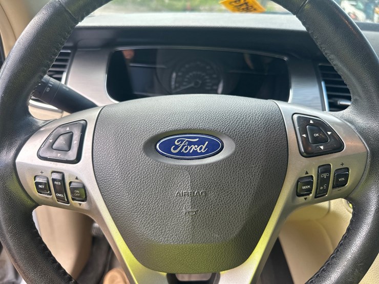 #2643-•-2015-ford-taurus-sedan-image-28