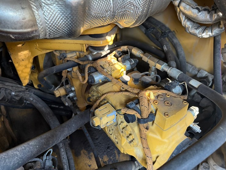 2015-caterpillar-cb66b-image-96