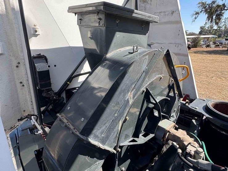 2020-global-3-wheel-r3-air-street-sweeper-image-12