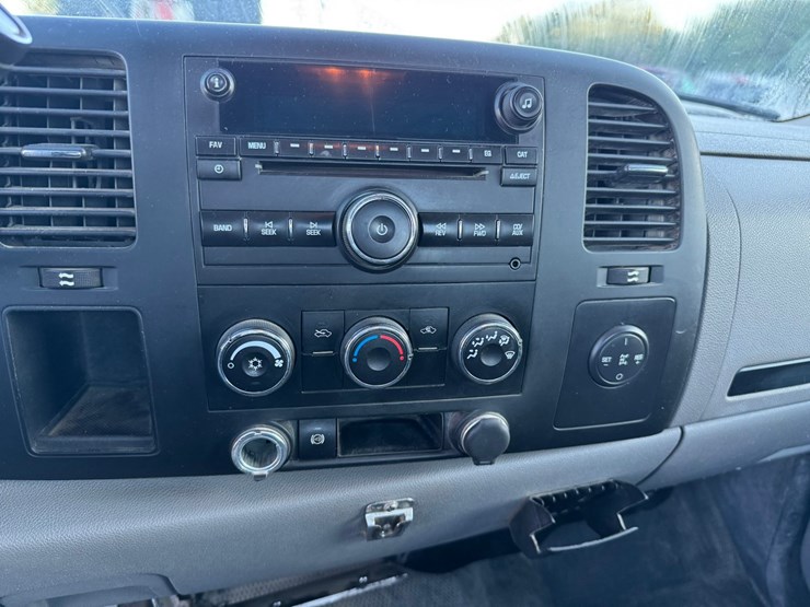 2013-chevrolet-3500-image-37