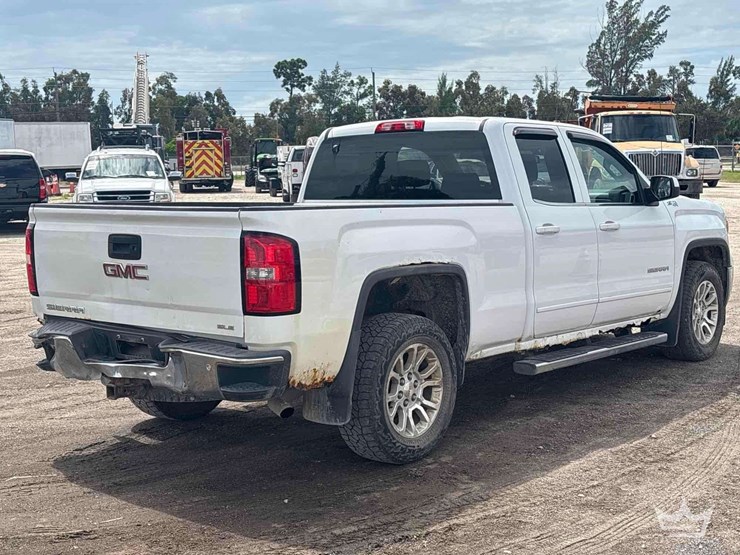 2014-gmc-sierra-1500-4x4-crew-cab-pickup-truck-image-3