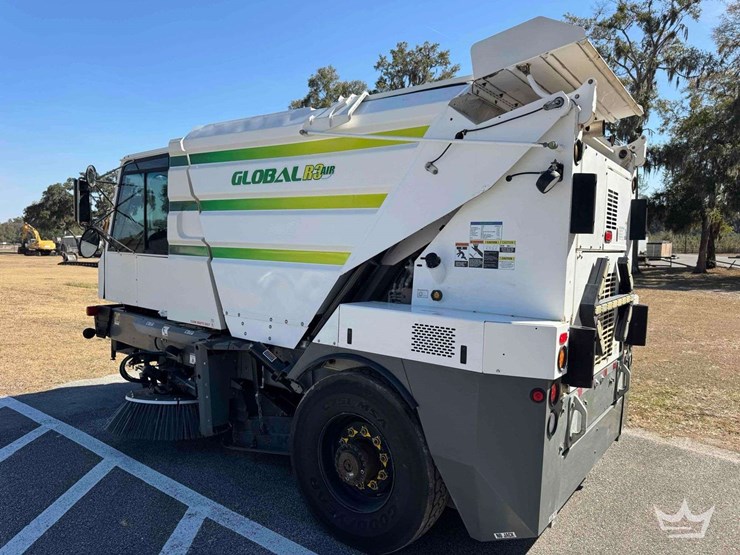 2020-global-3-wheel-r3-air-street-sweeper-image-5