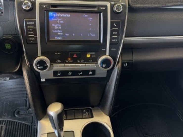 2014-toyota-camry-sdn-image-26
