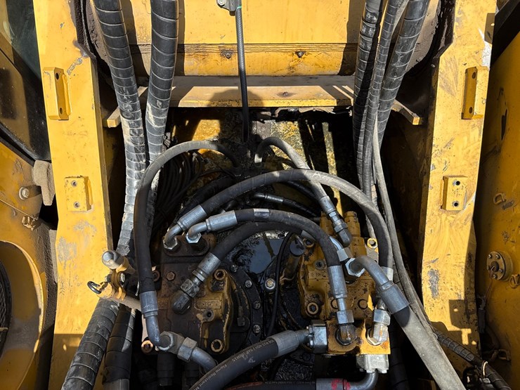 2012-caterpillar-c13-image-35