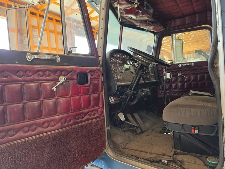 #25275-•-1980-peterbilt-359-day-cab-truck-image-24