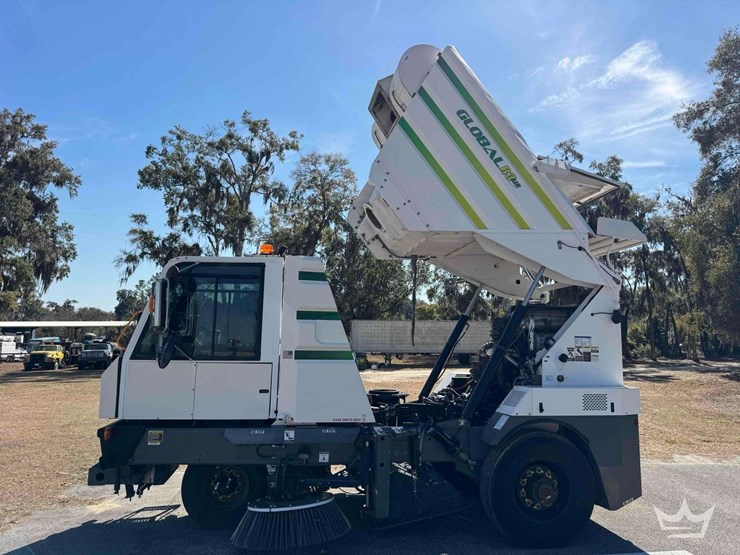 2020-global-3-wheel-r3-air-street-sweeper-image-9