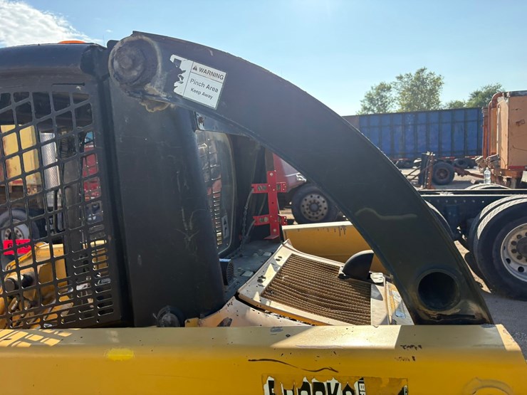 2003-john-deere-240-image-21