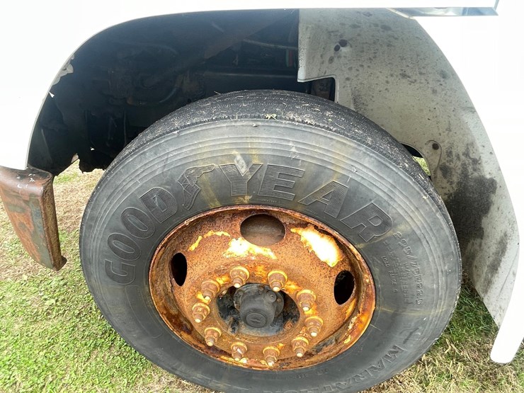 2004-freightliner-fl70-image-11