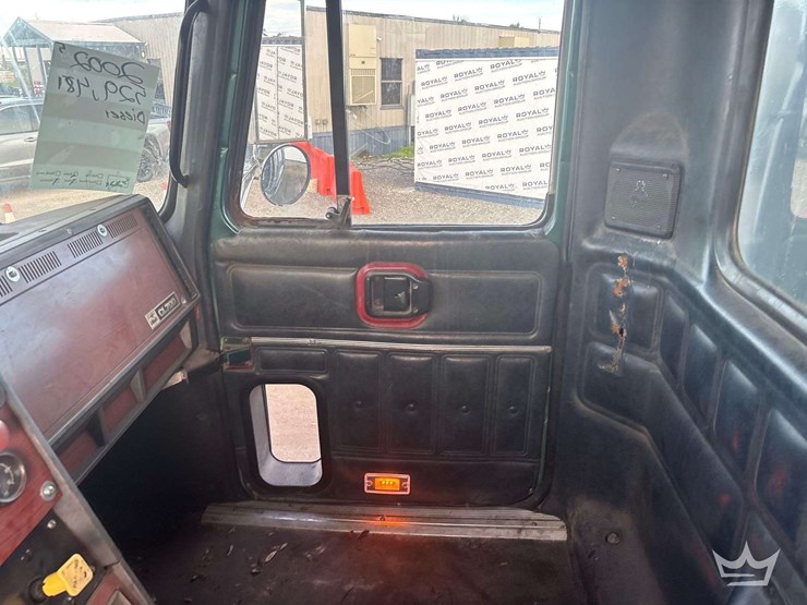 2002-mack-cl713-image-23