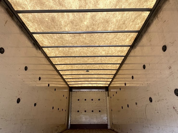 2004-freightliner-fl70-image-17