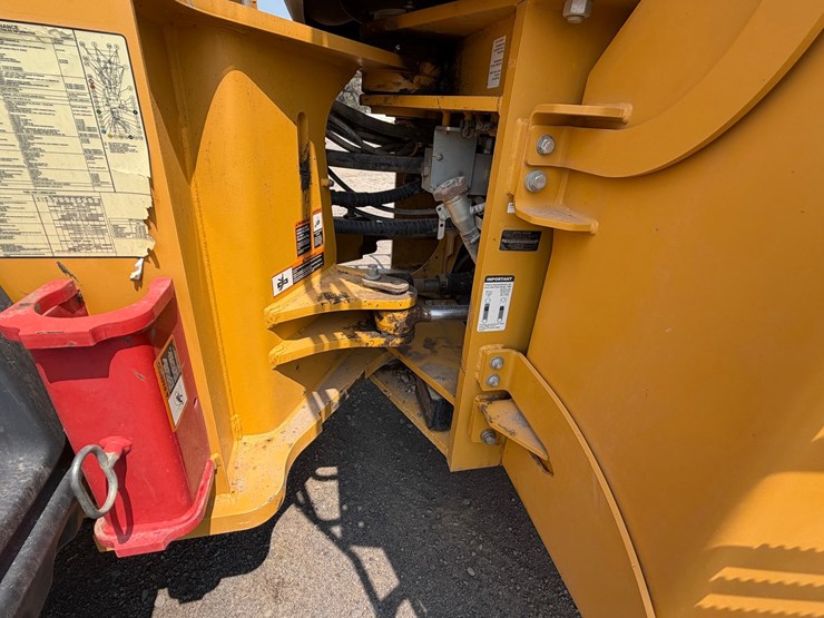 2019-deere-744k-image-65