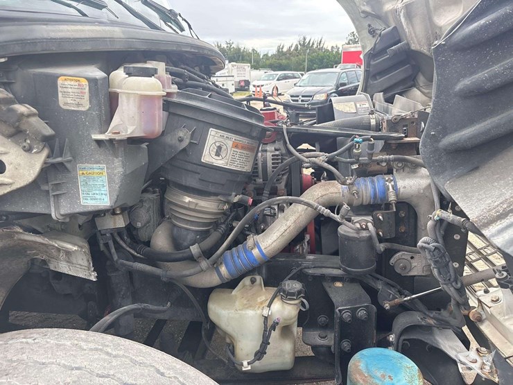 2012-freightliner-m2-106-image-20