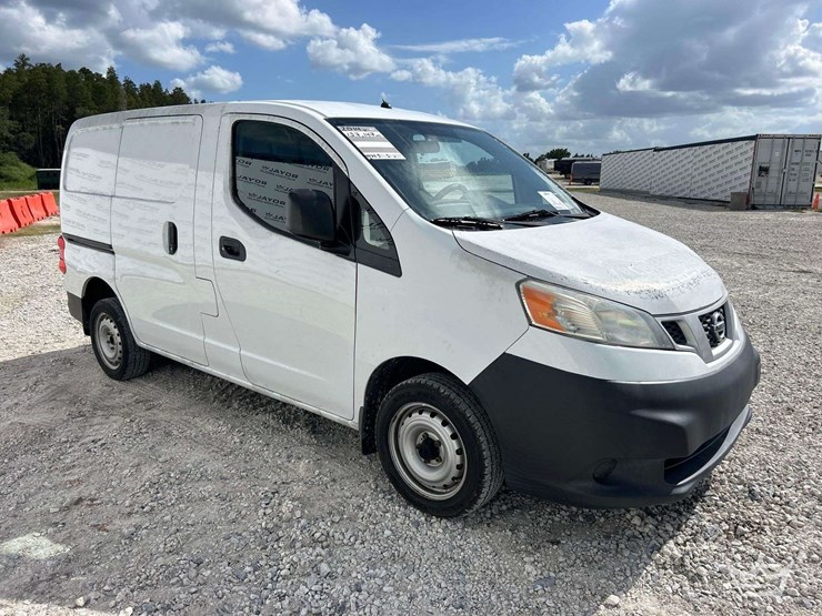2014-nissan-nv200-image-2
