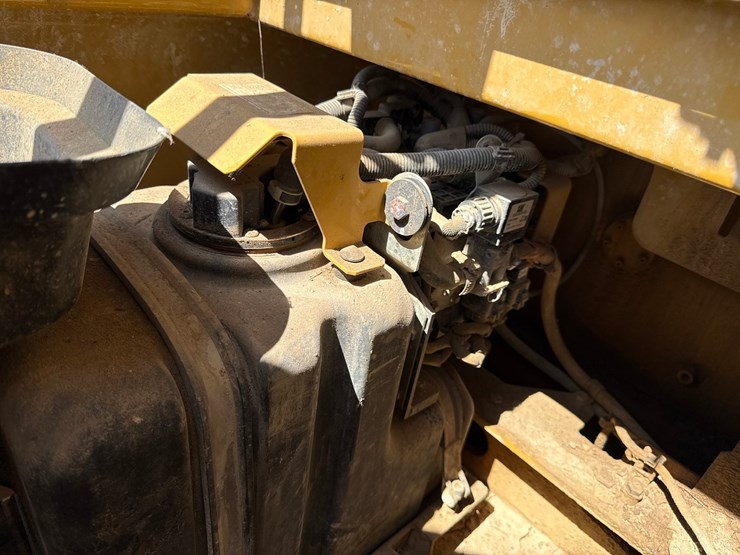 2019-caterpillar-352f-image-32