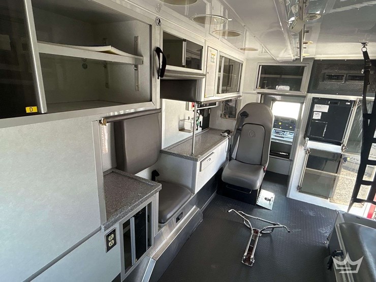 2015-freightliner-m2-106-image-39