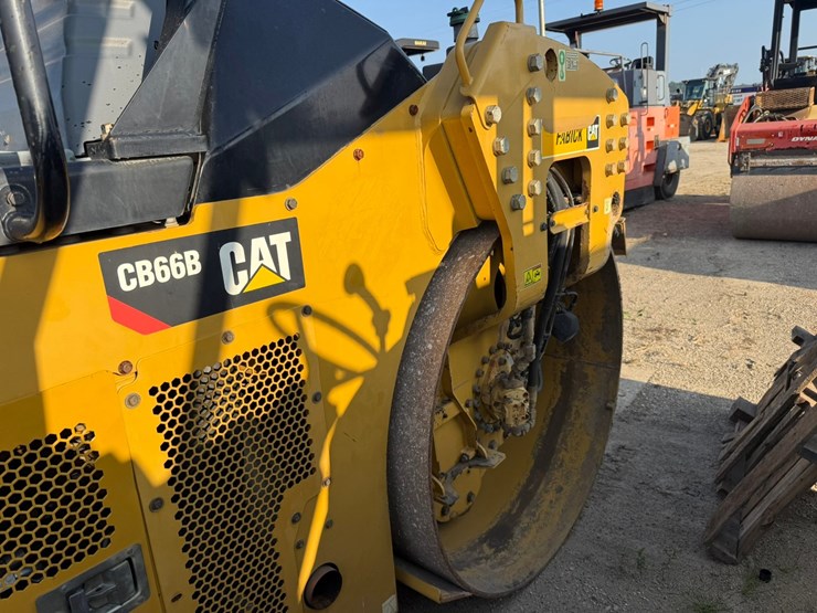 2015-caterpillar-cb66b-image-70