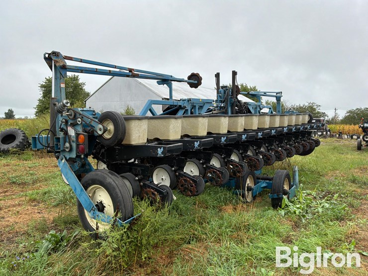 1997-kinze-2600-image-5