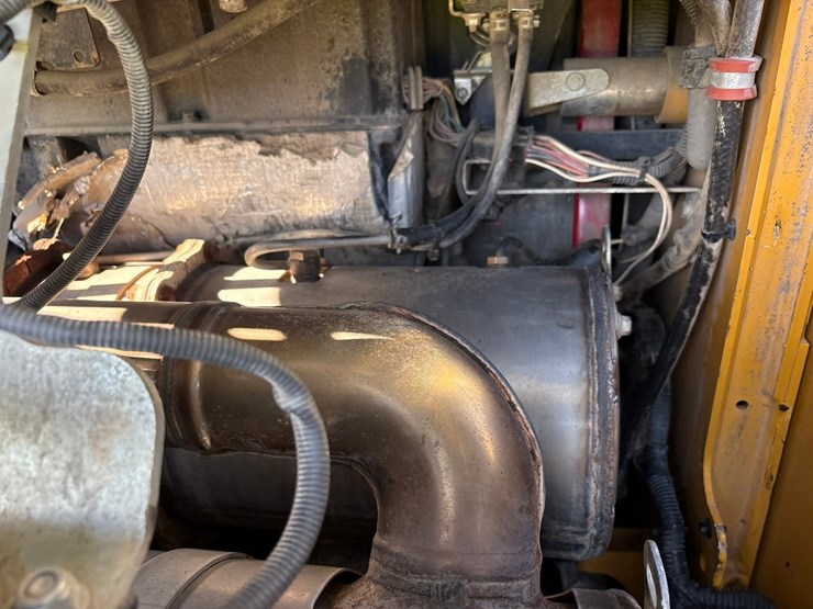 2021-deere-330g-image-39