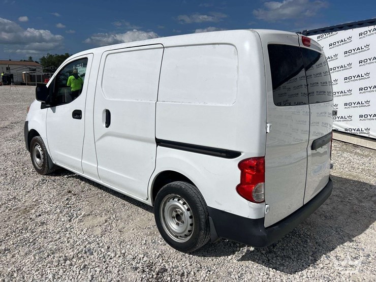 2014-nissan-nv200-image-4