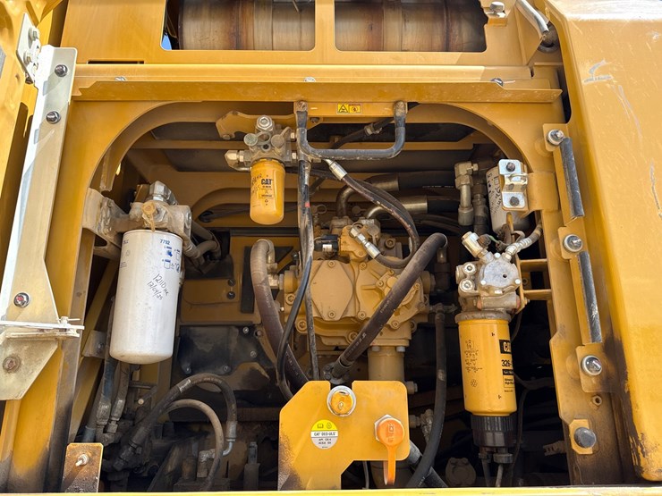2019-caterpillar-352f-image-60