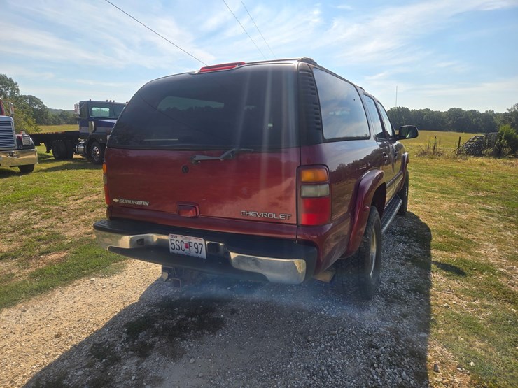 2003-chevrolet-suburban-image-11