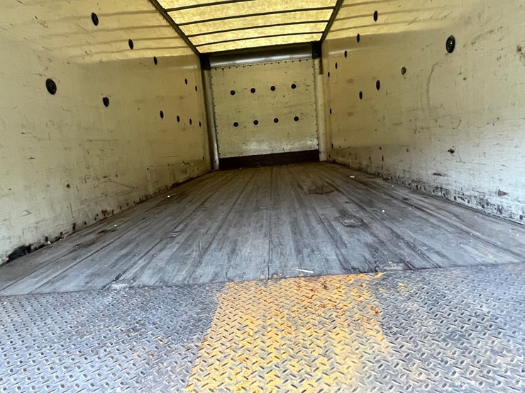 2004-freightliner-fl70-image-16