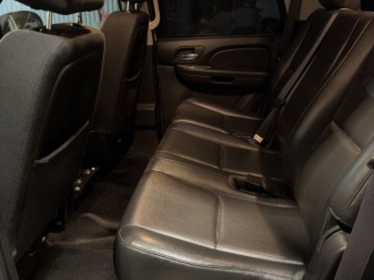 2014-chevrolet-tahoe-image-24