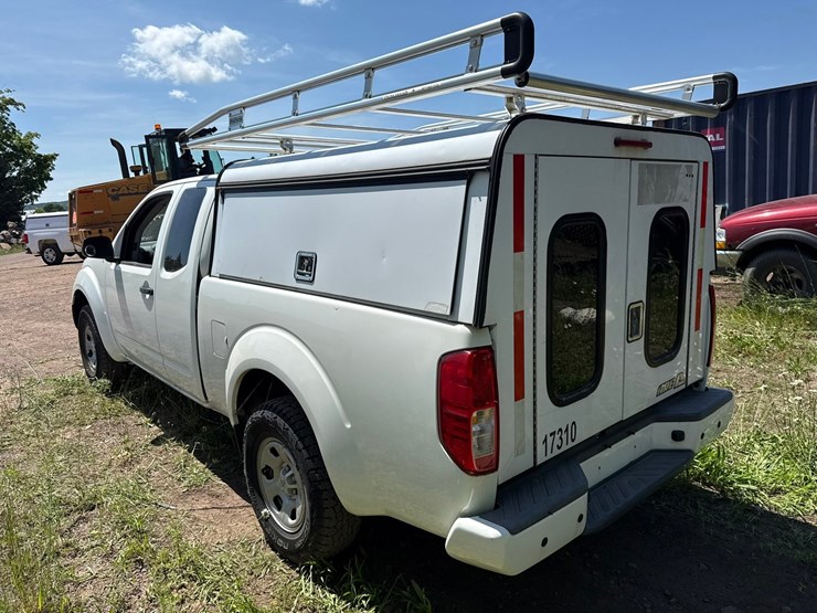 #1389-•-2017-nissan-pickup-truck-image-3