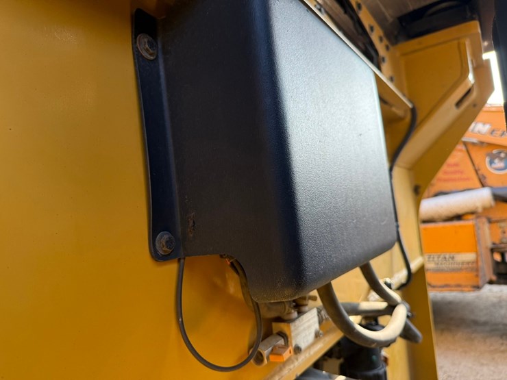 2015-caterpillar-cb66b-image-29