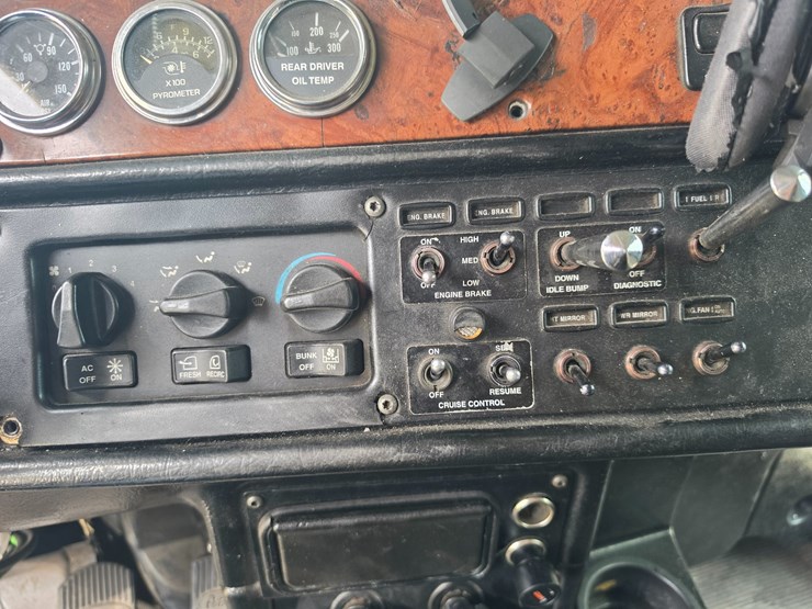 2006-peterbilt-379-image-52