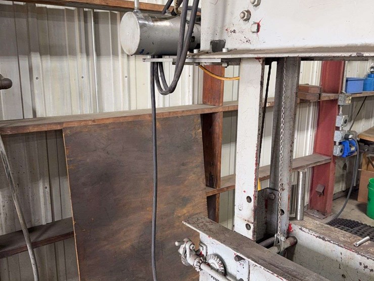 manley-80-ton-hydraulic-press,-3-phase-plug,-foot-pedal-control-image-8