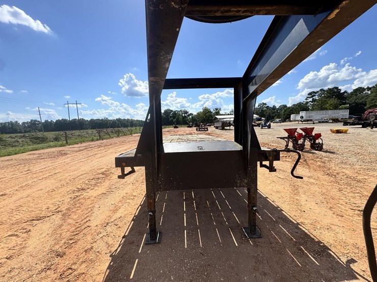 #8737-•-2017-red-rhino-32'-gooseneck-flatbed-image-10