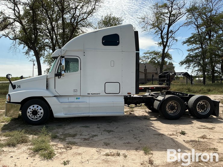 2004-freightliner-century-120-image-9