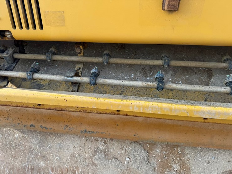 2015-caterpillar-cb66b-image-78