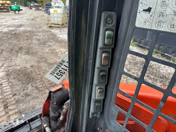 2016-kubota-ssv75-image-21