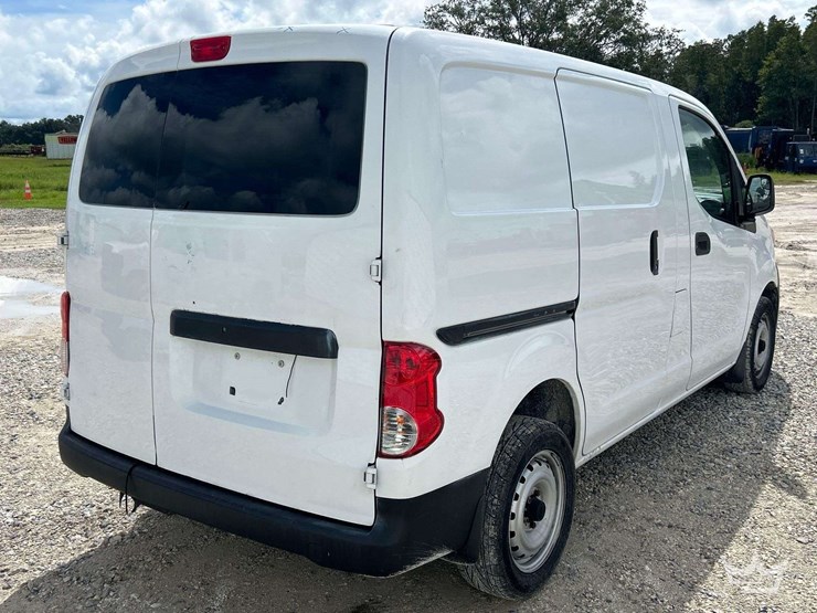 2014-nissan-nv200-image-3