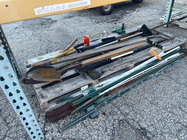 #4094-•-garden-tools-and-fence-posts-(04)-image-3